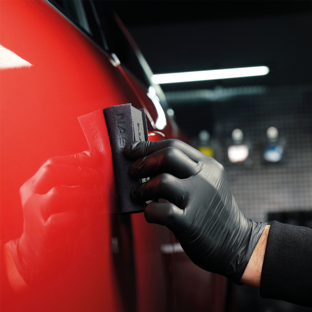 sort bil med dyb glans efter keramisk coating