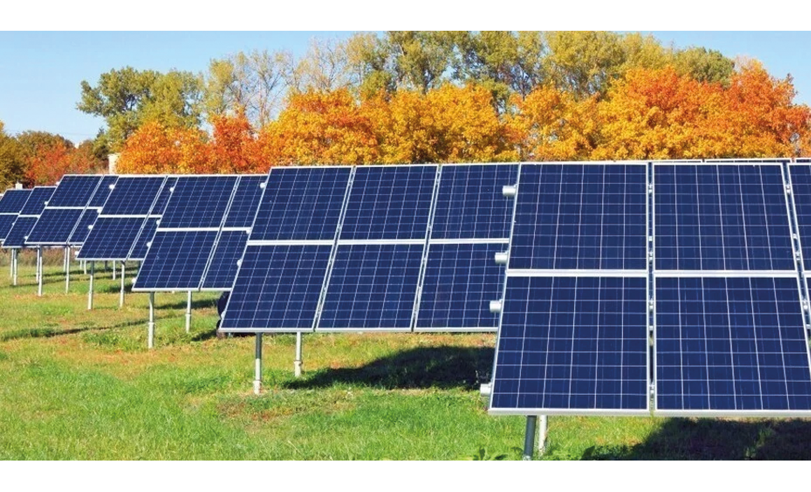 Solcellepark med r�kker af solpaneler monteret p� stativer i �bent landskab &ndash; illustration af energiproduktion og optimering af effektivitet i solcelleanl�g