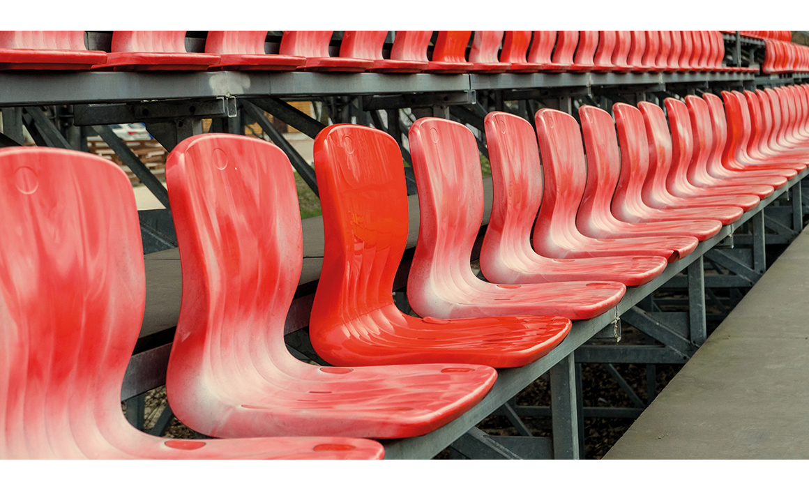 Falmede plaststadions�der f�r og efter overfladerenovering &ndash; eksempel p� industriel renovation og beskyttende coating mod UV og slid