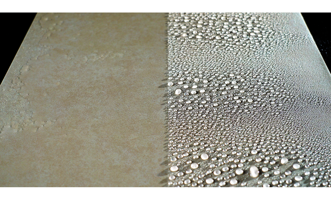 F�r og efter keramisk coating p� badev�relsesklinke &ndash; venstre side ubehandlet og absorberende, h�jre side vandafvisende med tydelig hydrofobisk effekt og perlede vanddr�ber