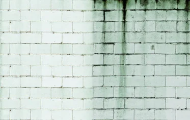 Murstensv�g hvor venstre side viser en keramisk industri coating behandling og h�jre side viser en ubehandlet.