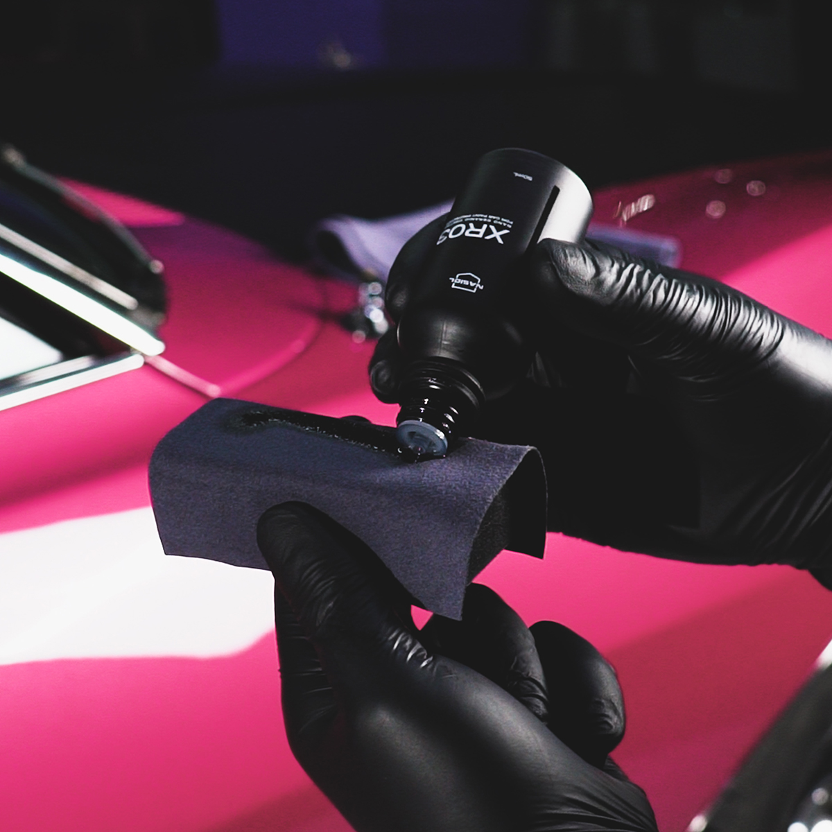 detalje af bilens lak beskyttet med keramisk coating